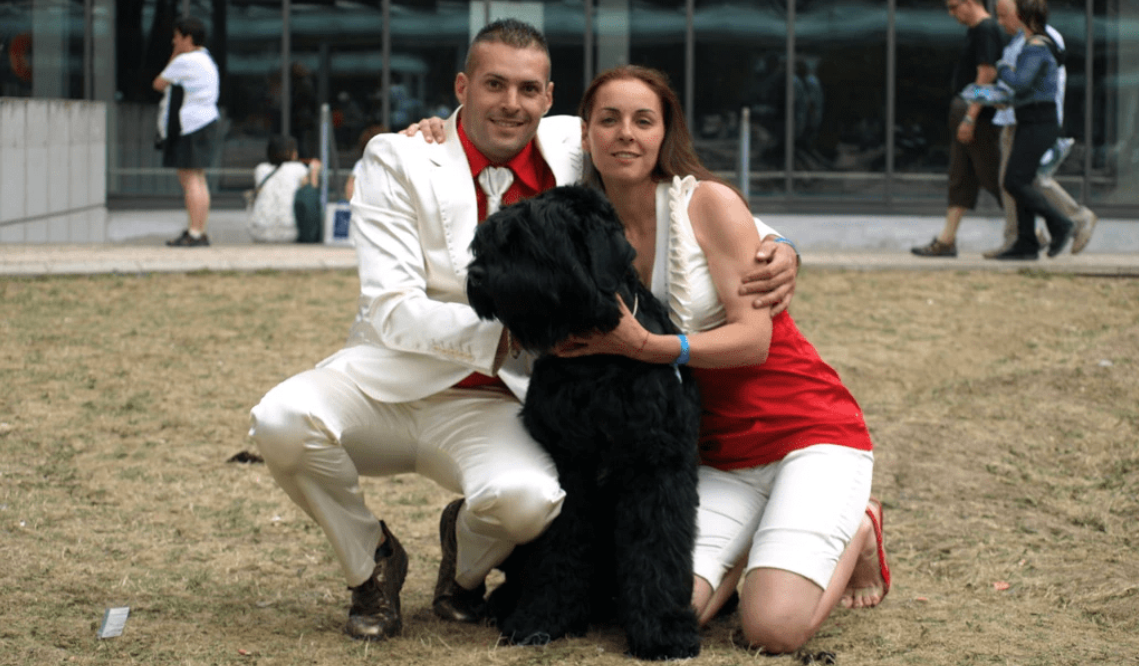 Szőlősi Mariann párjával és fekete kutyájukkal