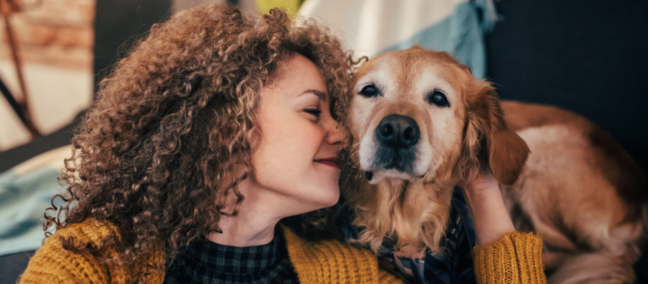 nő idős golden retriever kutyájával boldogan