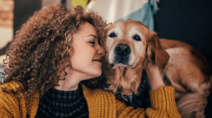nő idős golden retriever kutyájával boldogan