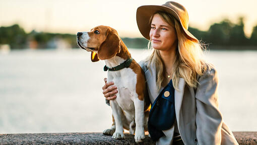 Beagle és nő egy folyó közelében