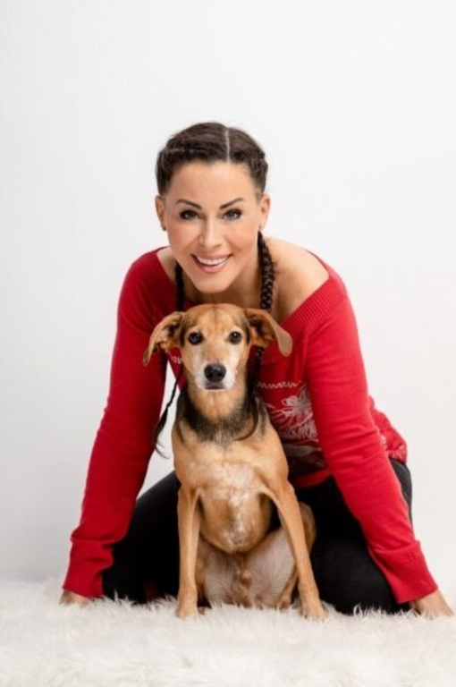 Tornóczky Anita kistestű kutyával profi fotó